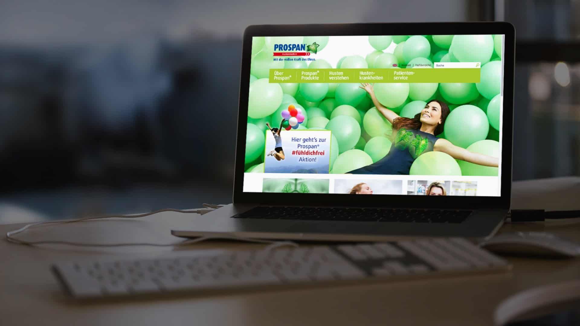 Laptop on a desk showing the Prospan home page: a woman among green balloons, next to it the teaser for the #fühldichfrei campaign